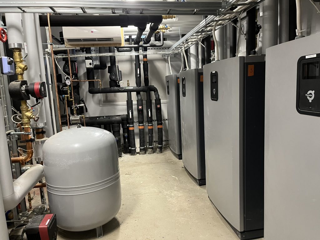 Maalämpö kerrostaloon asennettuna parantaa taloyhtiön energiatehokkuutta.