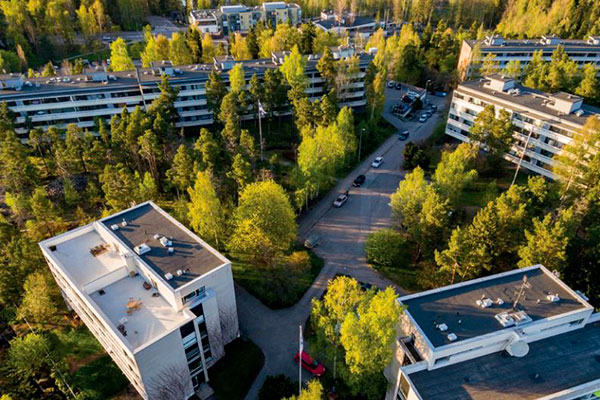 Lämmöntalteenotto kerrostaloon asennettuna. Topi Riivari on asiantuntija, jolta onnistuu lämmöntalteenoton kerrostaloon asentaminen vuosien kokemuksella. Tarjoamme asiakkaille energiasäästöjä sekä viihtyisämmän sisäilman. Lämmöntalteenotto kerrostaloon asennettuna on lähes pakollinen hankinta, sillä se tarjoaa niin paljon hyötyjä. Laadukas lämmöntalteenotto kerrostaloon kannattaa hankkia asiantuntevalta tekijältä. Asiantuntijan asentama lämmöntalteenotto kerrostaloon tuottaa paljon hyötyjä. Lämmöntalteenotto kerrostaloon tarjoaa monia hyötyjä sekä energiasäästöjä, joten se on lähes aina kannattava investointi.